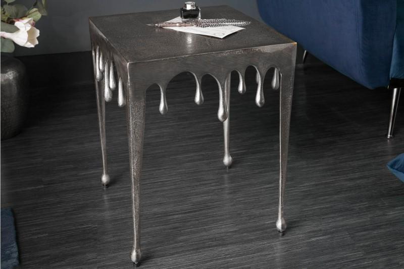Extravagantný príručný stolík LIQUID LINE S 34 cm strieborný