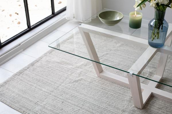 Dizajnový konferenčný stolík AMALFI 105 cm, tvrdené sklo, borovica, biely