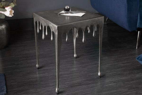Extravagantný príručný stolík LIQUID LINE S 34 cm strieborný