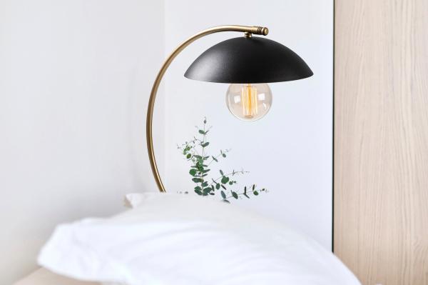 Priemyselná stolová lampa SIVANI 55 cm, čierna, matná zlatá