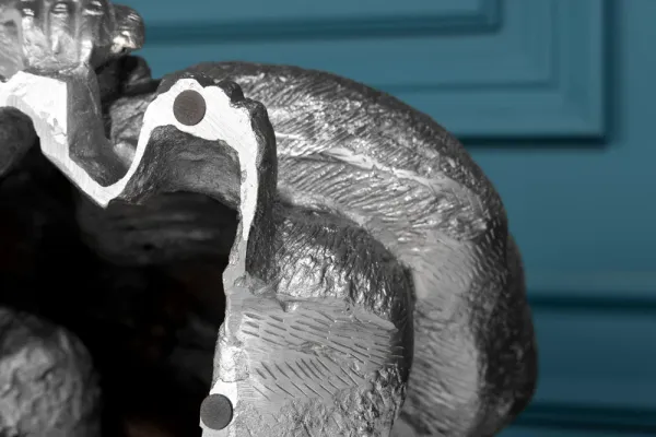 Dekoratívna figúrka gorily KONG 43 cm, strieborná