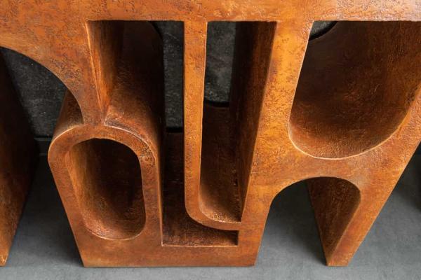 Abstraktný konzolový stolík ART AMBIENTE 120 cm medený vzhľad s patinou betónového dizajnu