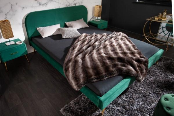 Elegantná posteľ FAMOUS 140x200 cm smaragdovo zelený zamat