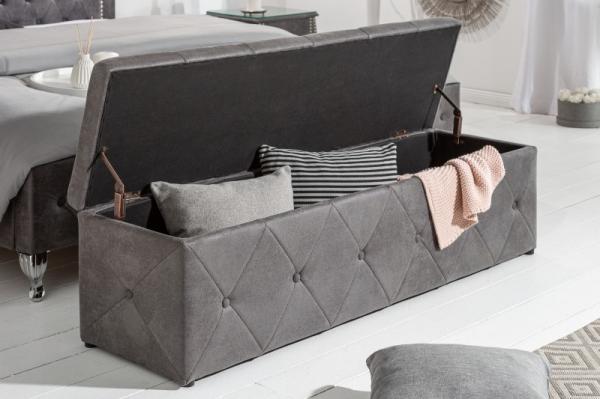 Elegantná posteľná lavica EXTRAVAGANCIA 140 cm starožitný šedý dizajn Chesterfield
