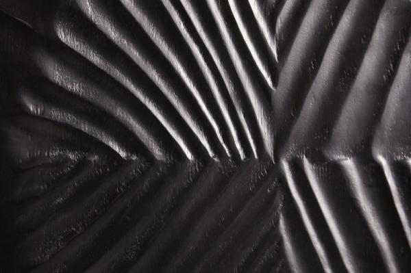 Masívna skriňa SCORPION 100 cm mango, čierna, prepracované 3D rezby
